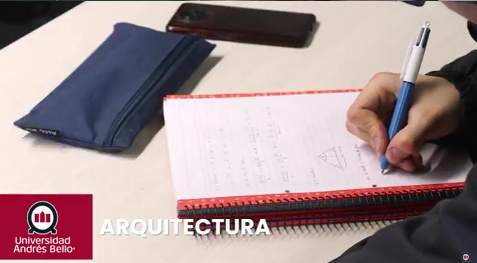Estudiante escribiendo en un cuaderno