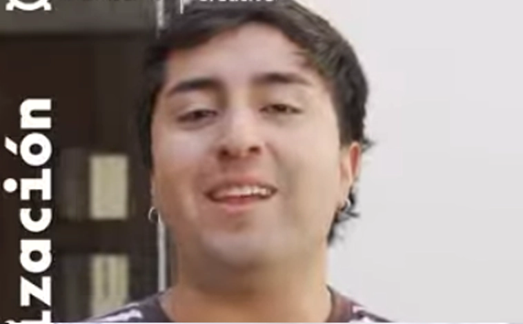 Estudiante universitario entregando testimonio