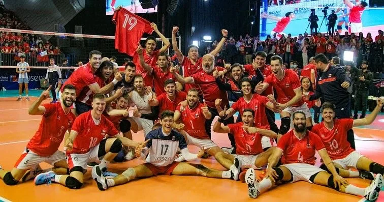 Estudiante de derecho UNAB, Sebastián Albornoz Refusta, campeon de voleyball