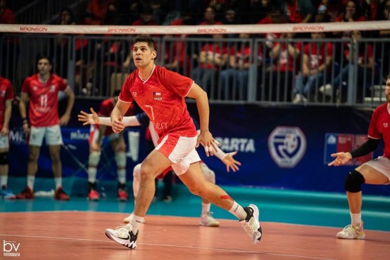 Estudiante de derecho UNAB, Sebastián Albornoz Refusta, campeon de voleyball