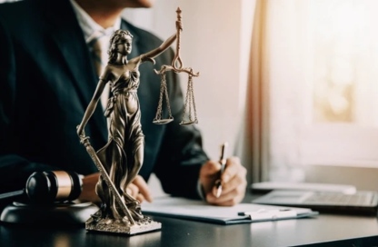 estatuatilla de la dama de la justicia representando carrera de derecho